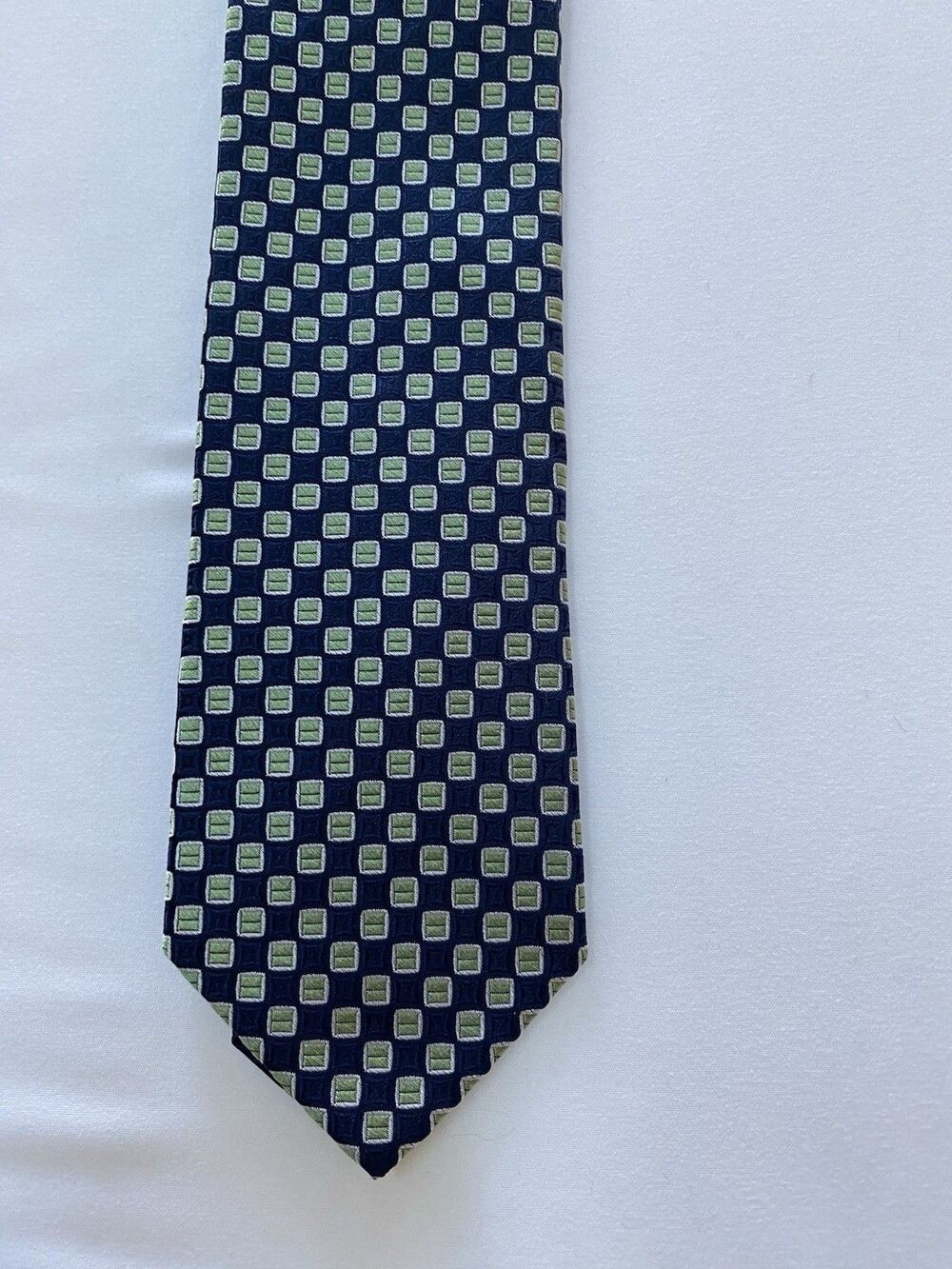 Roundtree & Yorke Trademark Men's Silk Tie - Navy Blue & Green Geometric
